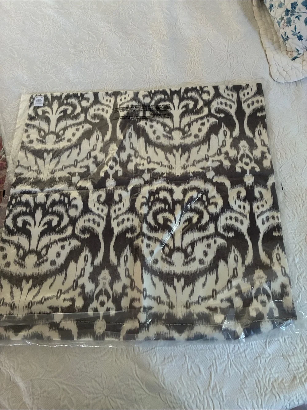 New set of 2 Pottery Barn Zia Paisley shams reversible 24” x 24”